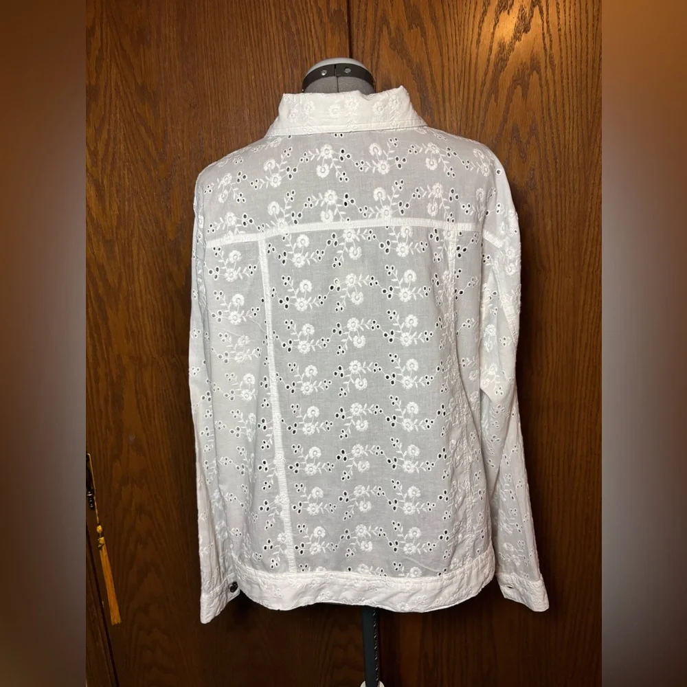 Colleen Lopez XL White Eyelet Button-Up Shirt. - Picture 2 of 9